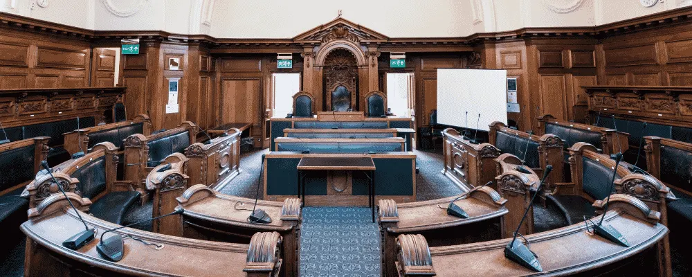 Sala consiliare con postazioni e microfoni per la digitalizzazione consigli comunali