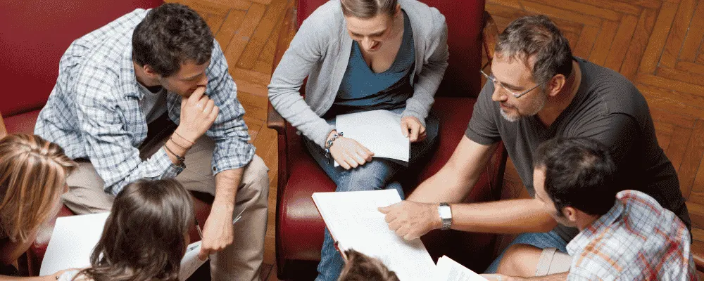 Docenti riuniti durante un incontro collegiale per discutere una votazione del collegio docenti