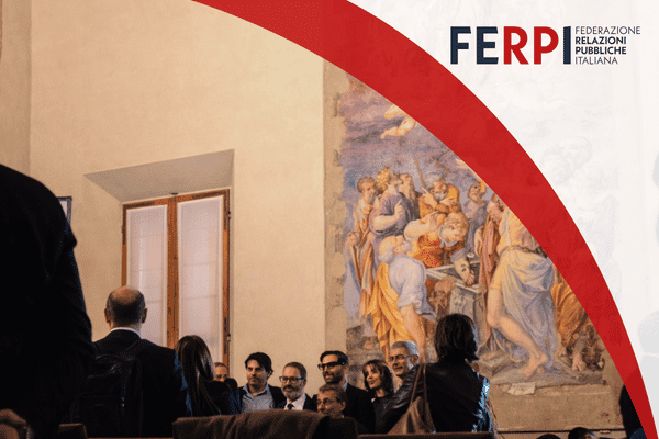 Assemblea ibrida Federazione Italiana Relazioni Pubbliche con partecipanti in presenza durante l’evento a Bologna